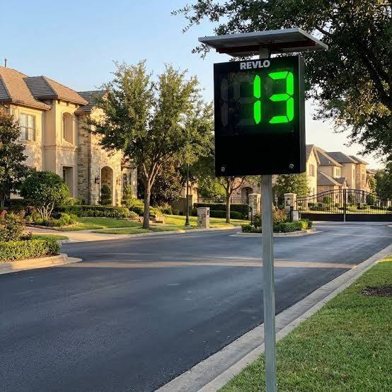 Alameda de condomínio residencial com radar pedagógico instalado