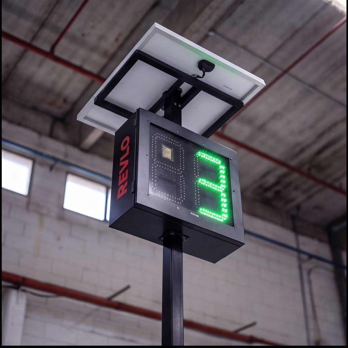 Radar pedagógico solar instalado em poste próprio